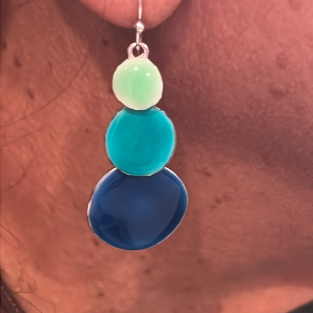 I am selling jewelry . The colors are silver turquoise and light green.